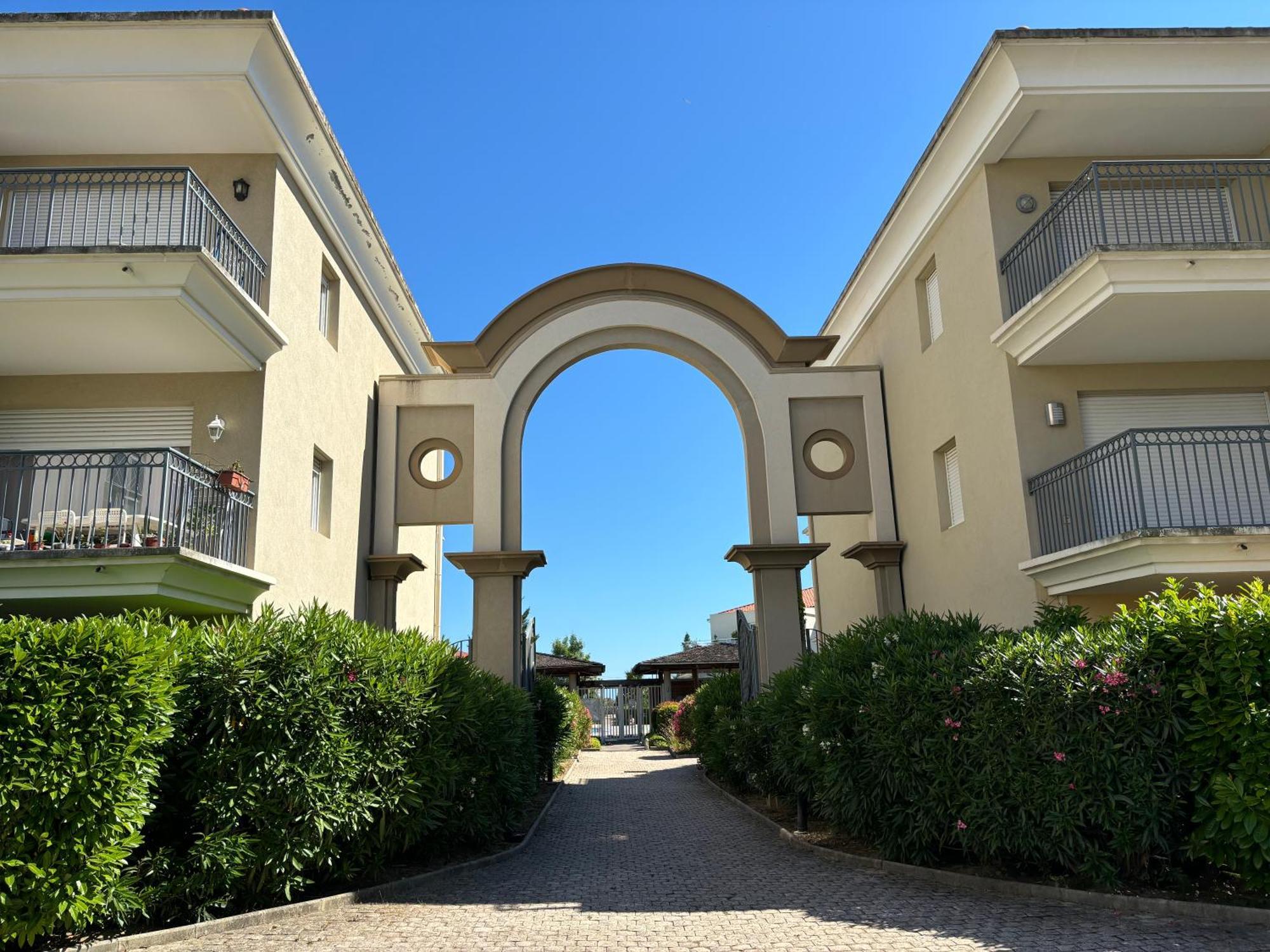 Beachside Apartment With Pool & Garden In Juan Les Pins アンティーブ エクステリア 写真