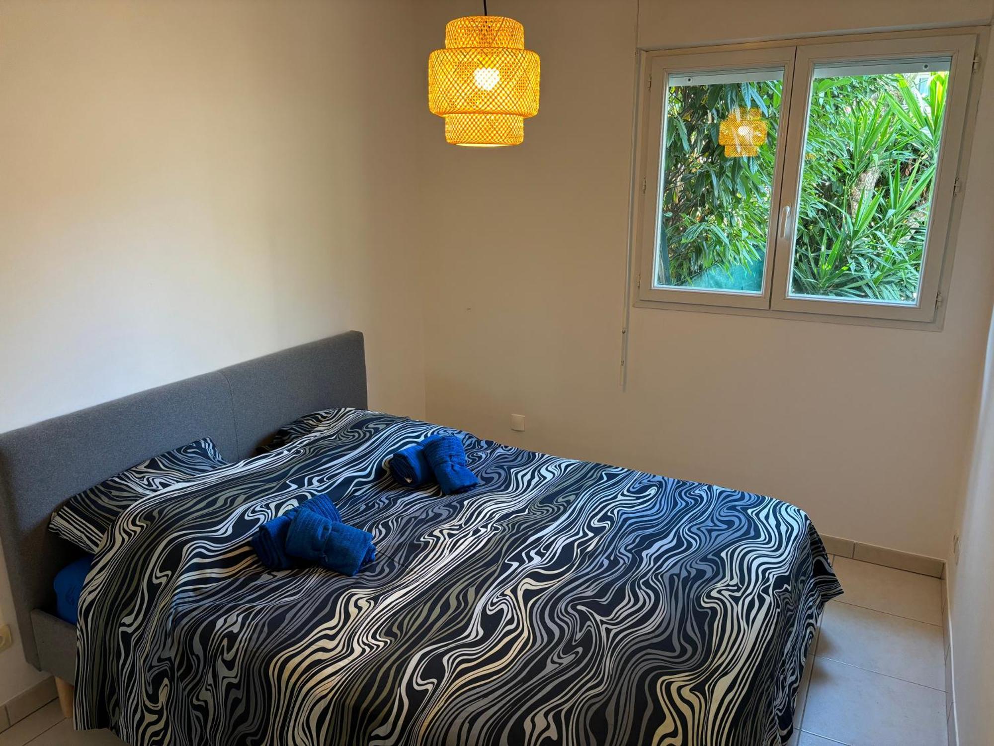 Beachside Apartment With Pool & Garden In Juan Les Pins アンティーブ エクステリア 写真