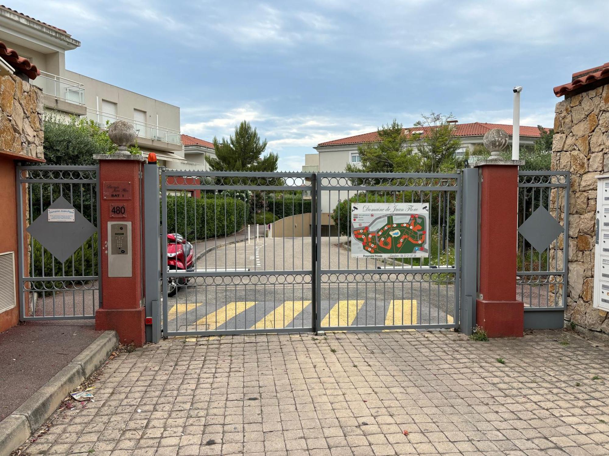 Beachside Apartment With Pool & Garden In Juan Les Pins アンティーブ エクステリア 写真