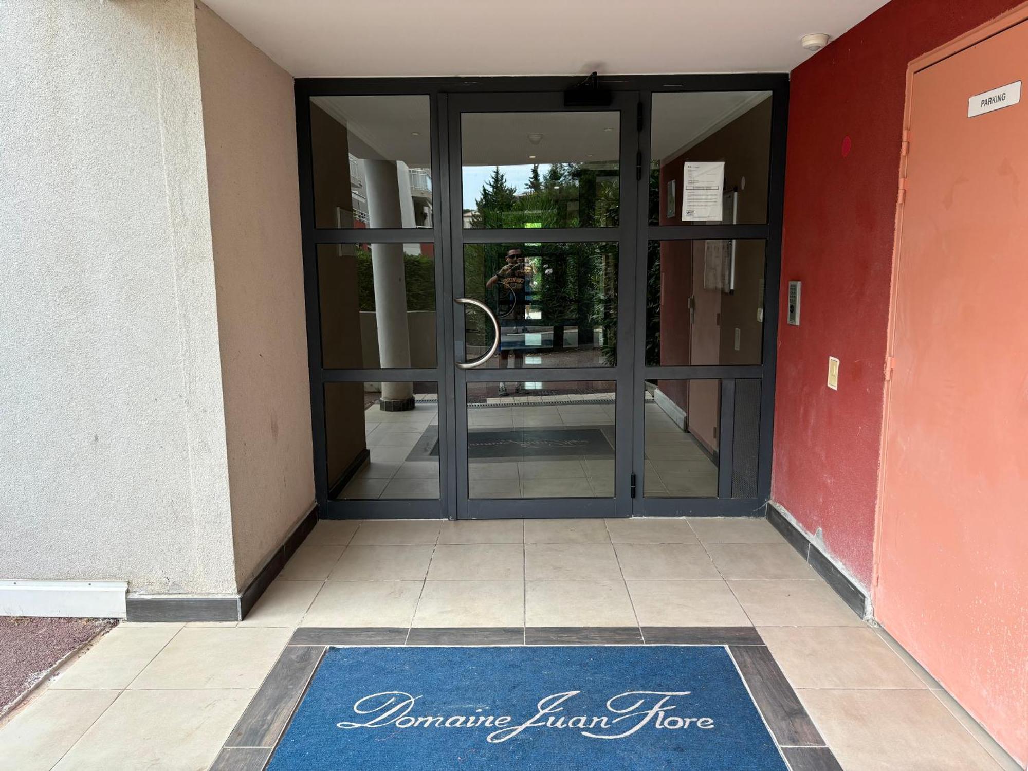 Beachside Apartment With Pool & Garden In Juan Les Pins アンティーブ エクステリア 写真