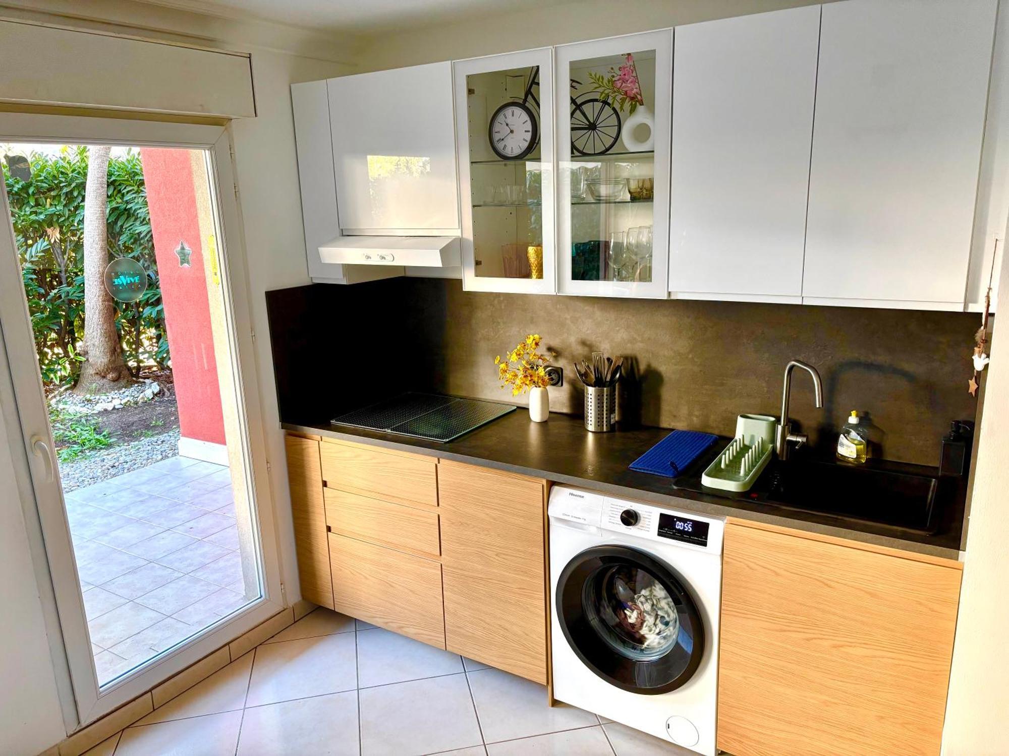 Beachside Apartment With Pool & Garden In Juan Les Pins アンティーブ エクステリア 写真